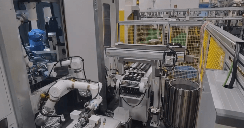 Flexible Manufacturing Cell with FR5-FR3 Handover System