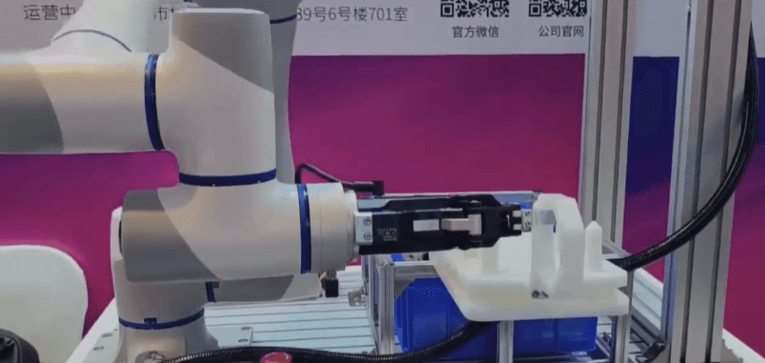 DOBOT CR5 with 3D vision demonstrates bin picking of flanges