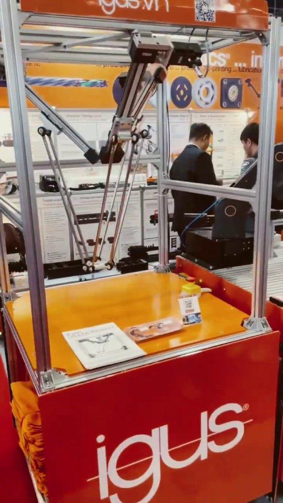 Optimise your exhibition stand with igus low cost robots