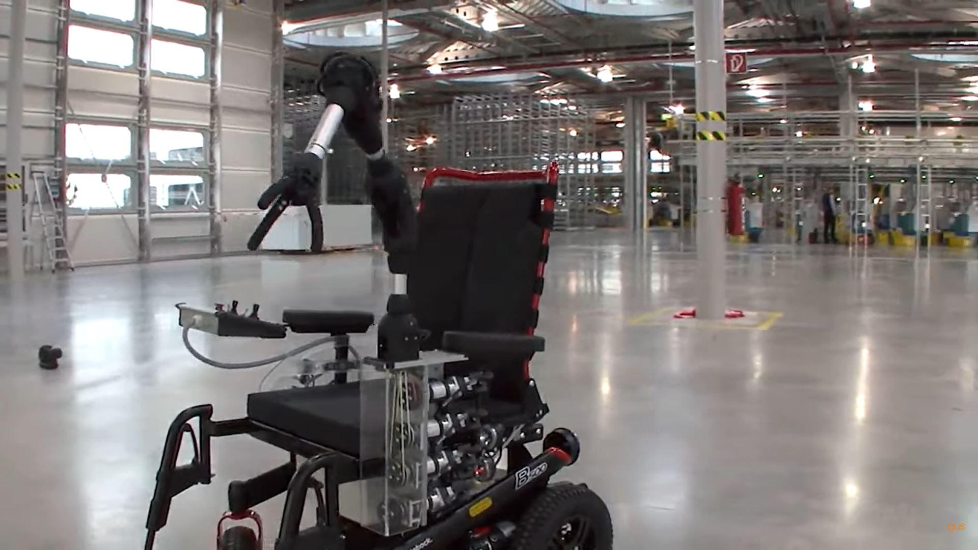 Roboter an Rollstuhl erleichtert den Alltag