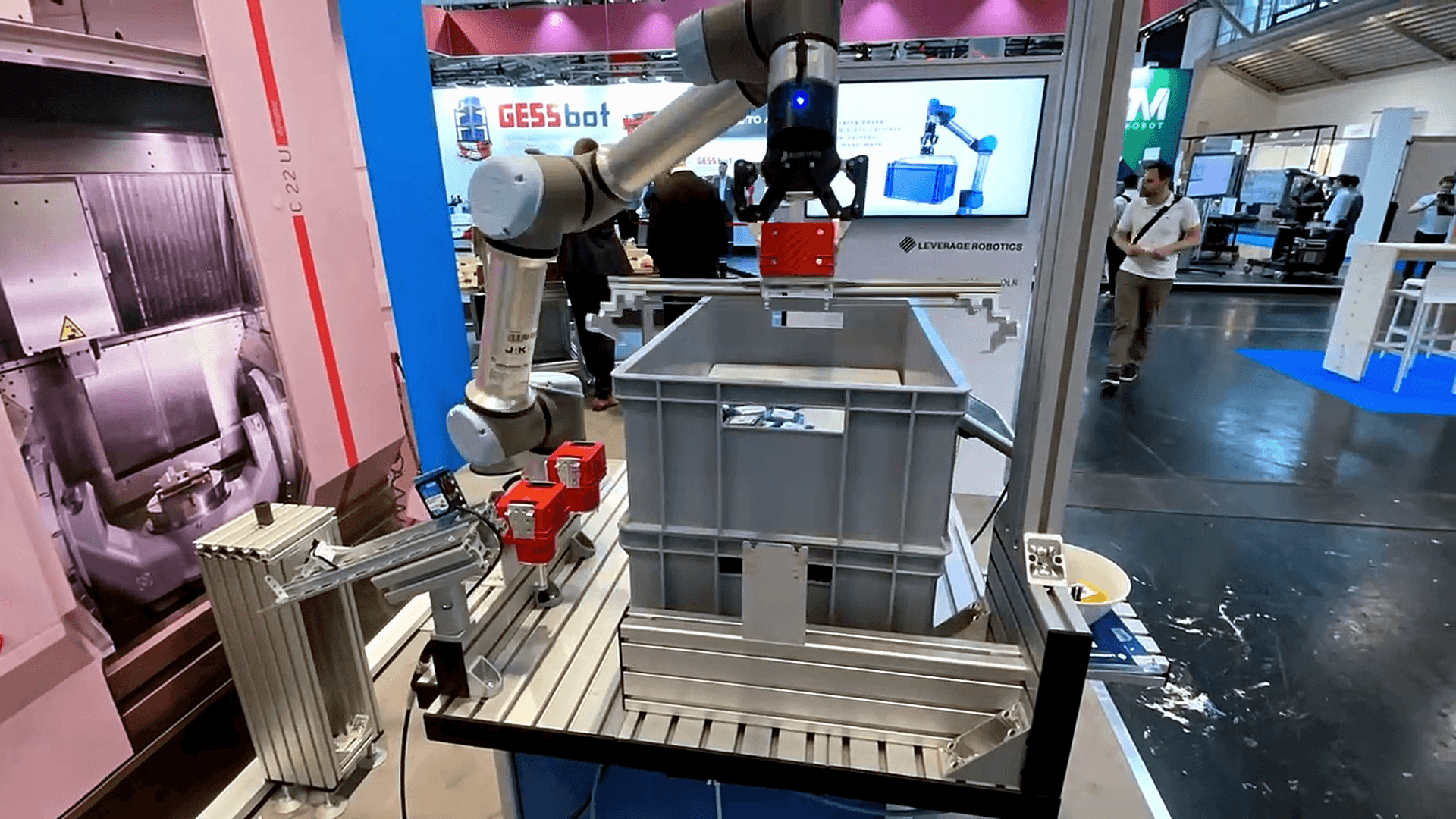 Tool change without quick-change system with the grippers from Leverage Robotics