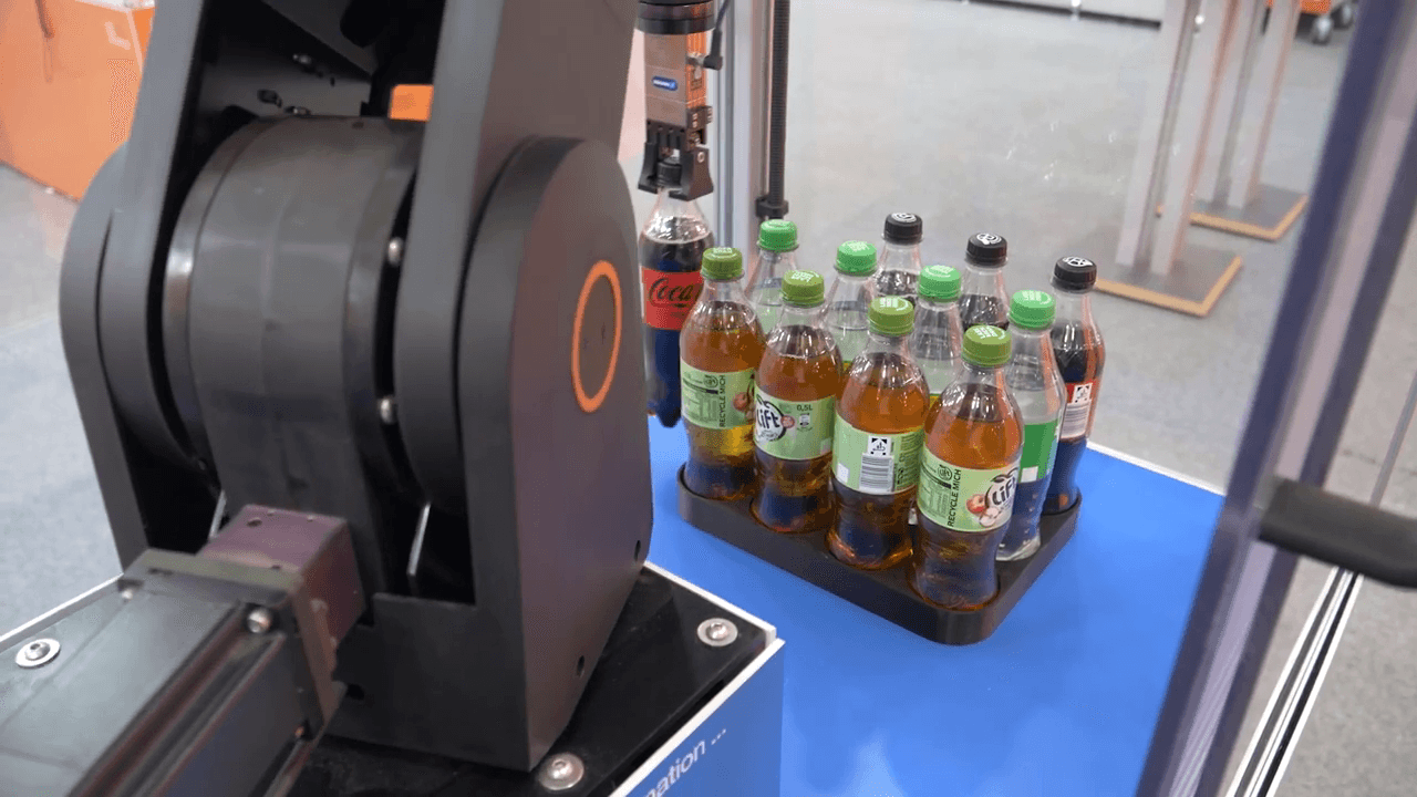 Robot Arm Serves Cold Drinks to Customers