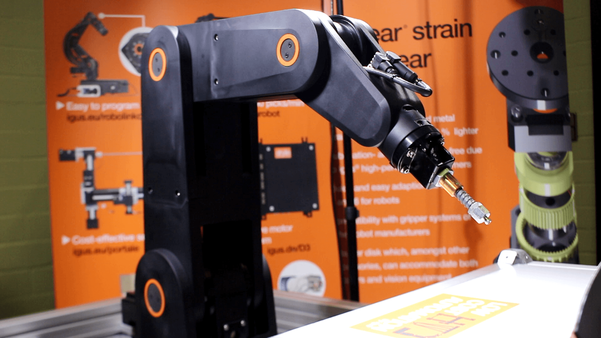 Automated gluing with robot