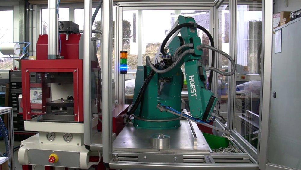 Digital Roboter HORST in der Kunststoffbranche