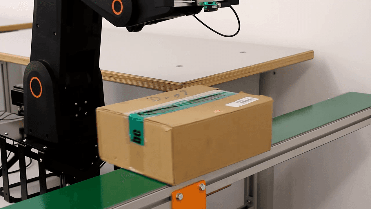 Robot scans packages on a conveyor belt