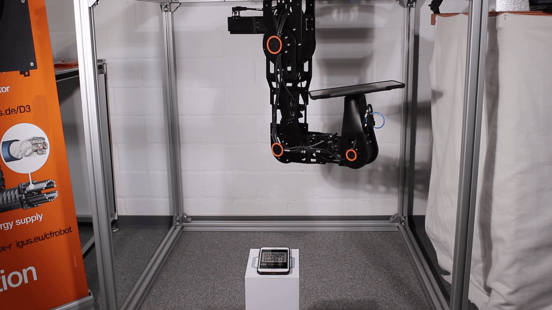 Überkopf montierter Roboter scannt QR-Code