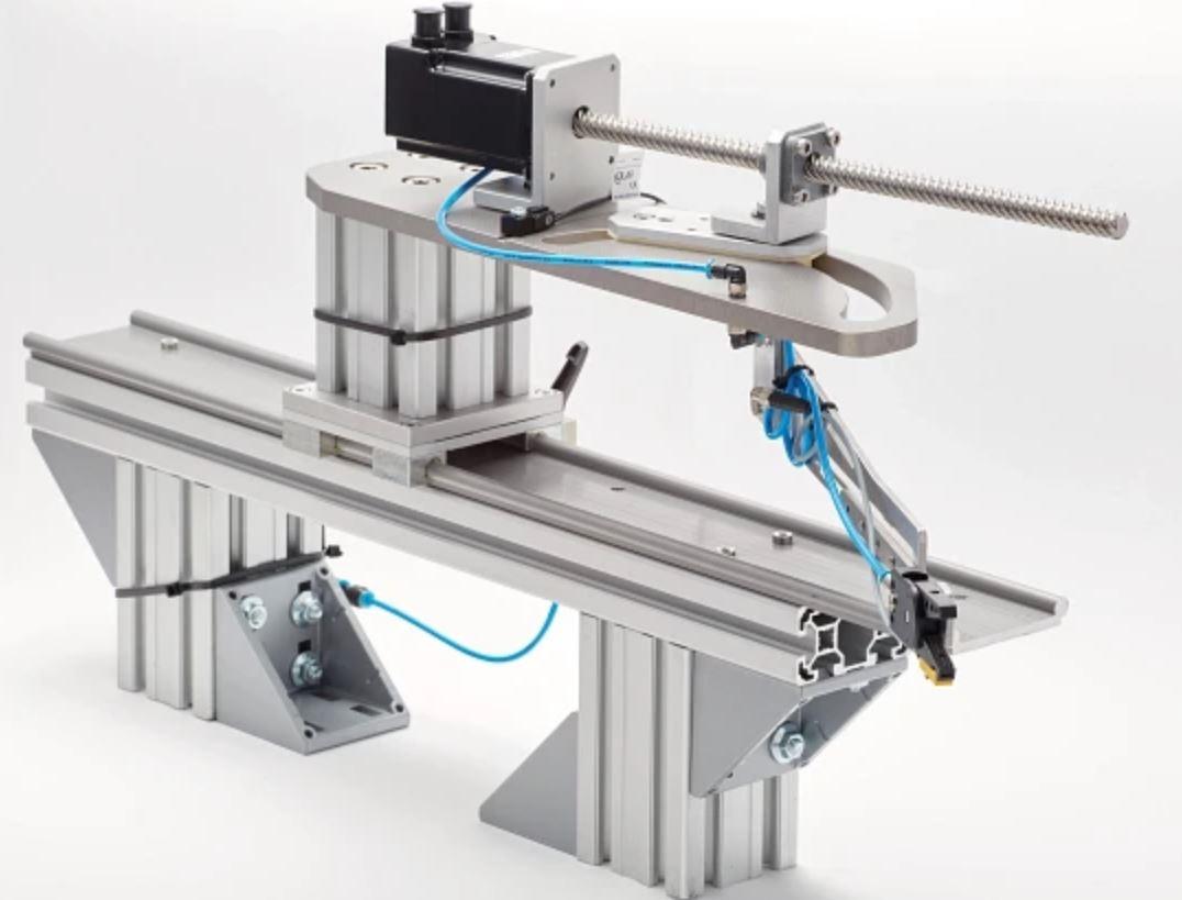 Sprue picker: Removing and separating sprues from the injection molding Machine