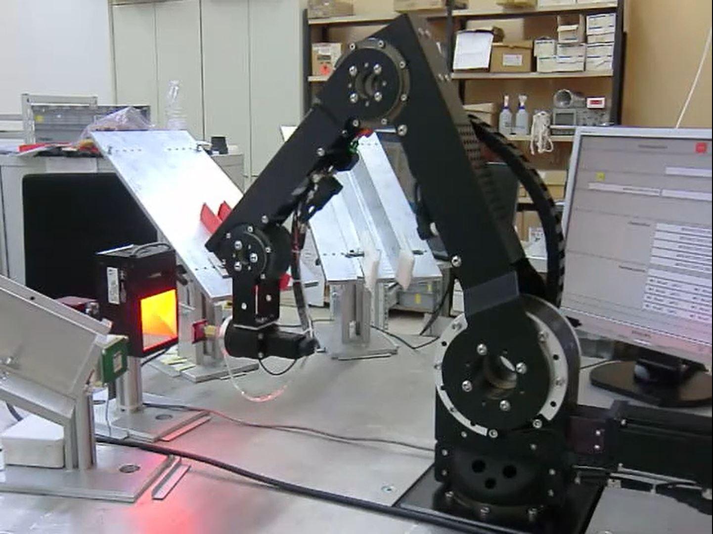Automatisierter Qualitätstest von Plastikkarten mit Gelenkarmroboter 