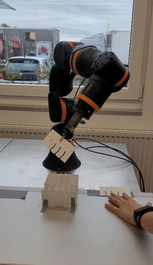 Pick and place application with an igus Cobot