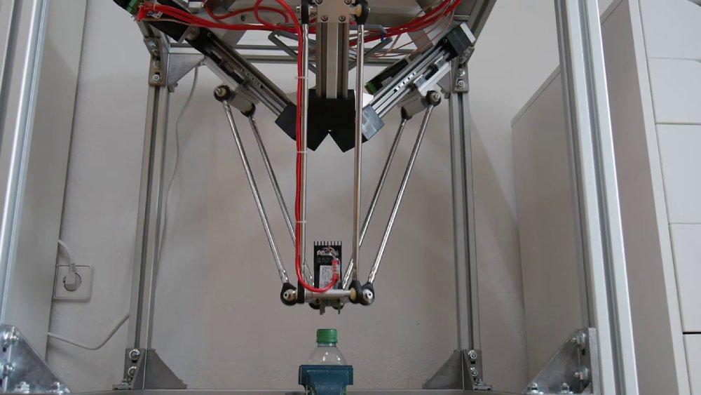 Präzises Aufschrauben eines Flaschendeckels mit einem Delta Roboter