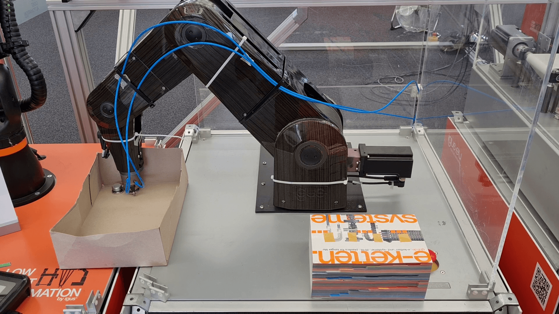 Roboter legt Bauteile in eine Kiste