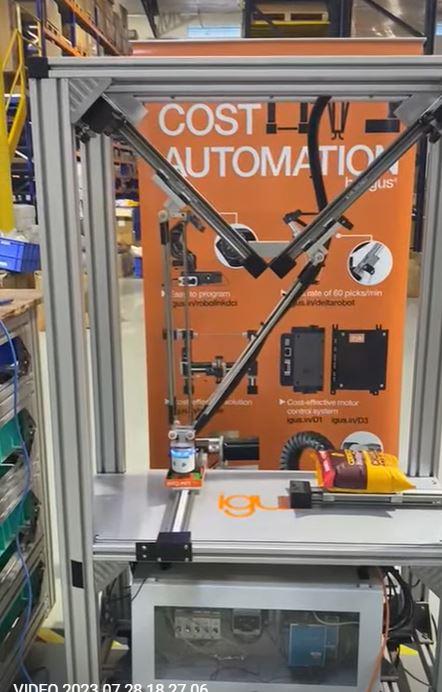 Delta Robot Pick and Place combines two linear axis from igus