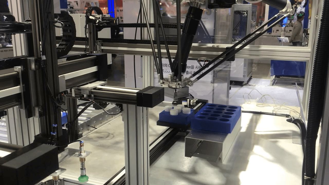 Delta and gantry robots work hand in hand