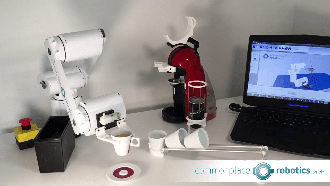 Education Roboter macht einen Espresso