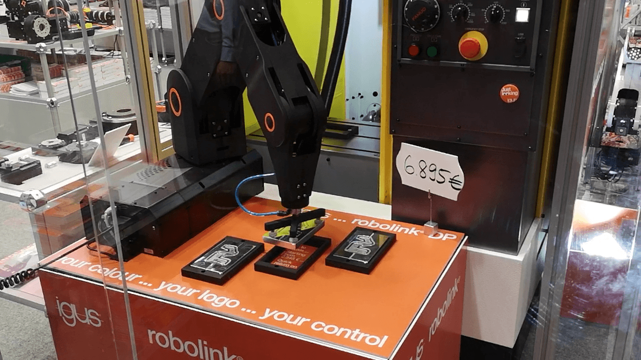 Loading and unloading of a Fanuc Robodrill machining center
