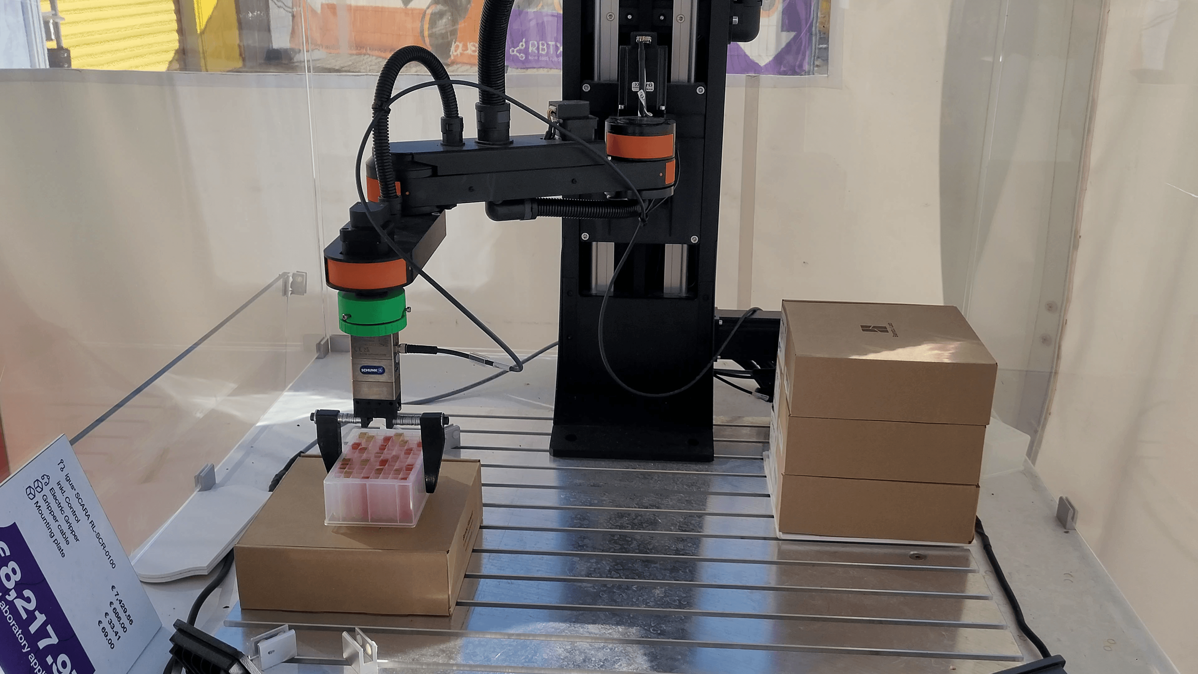 Laboratory application with igus SCARA robot