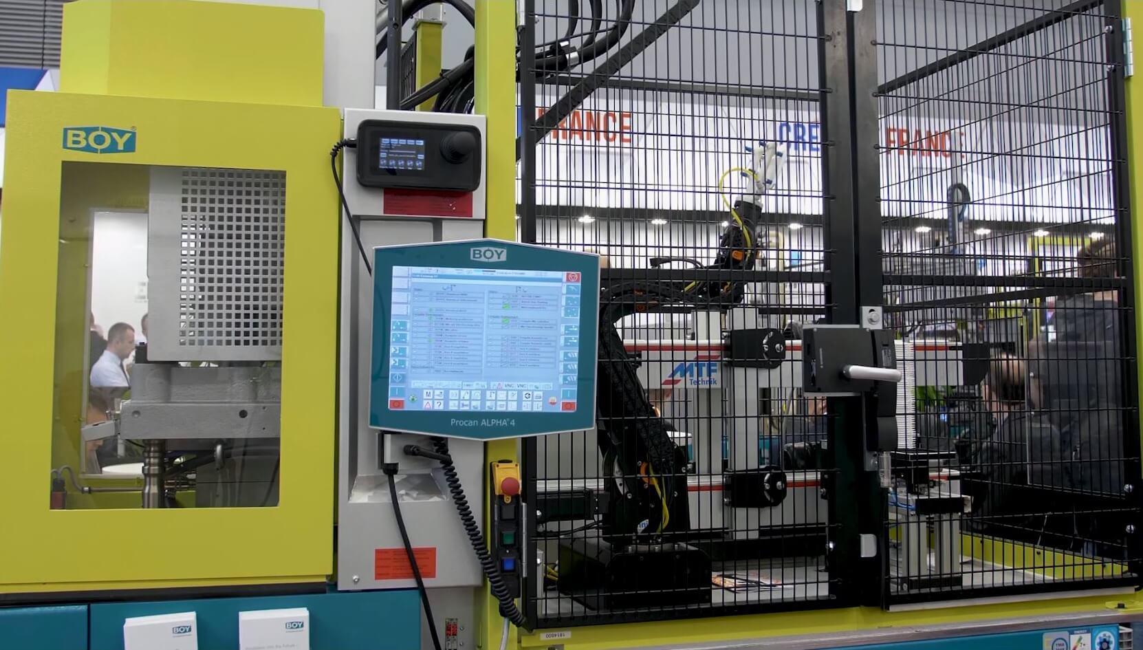 Automatisiertes Teilehandling für effiziente Spritzgießautomaten