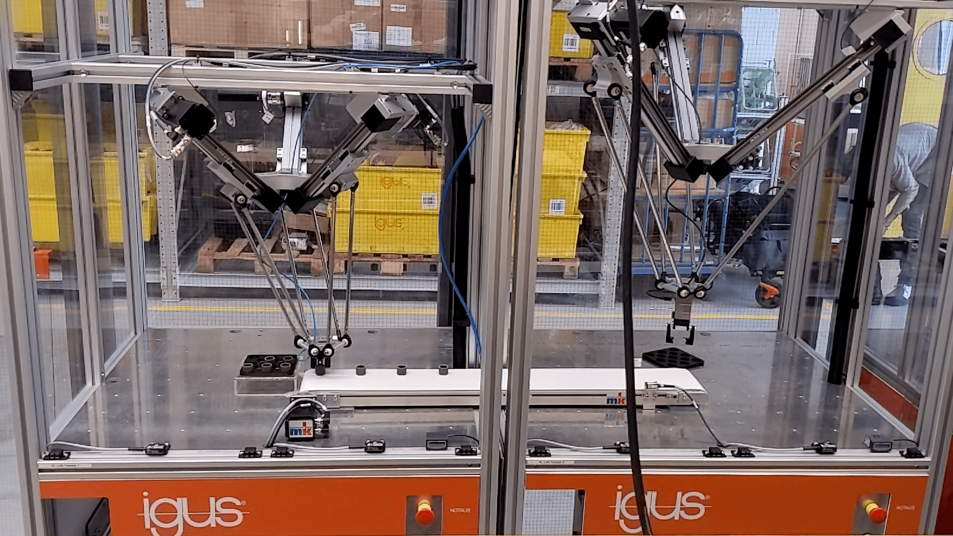 Conveyor belt picking with 2 Delta robots